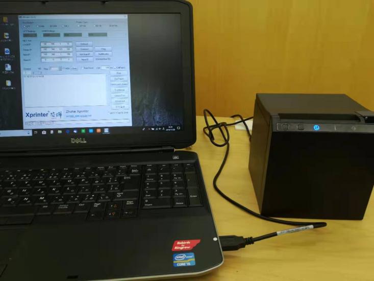 はじめに、コンピューターとプリンターをUSBケーブルで接続してください。