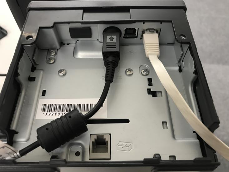 はじめに、TM-m30をLANケーブルを通してルーターに接続します。