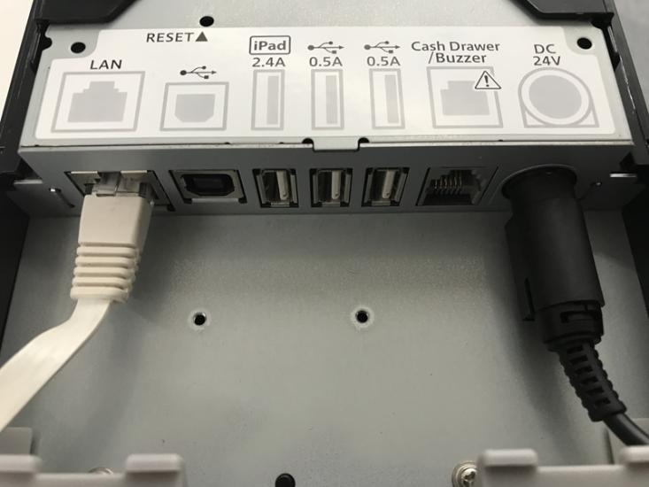 はじめに、mC-Print3をLANケーブルを通してルーターに接続します。